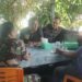 Ngobrol Santai di Warung Kopi, Babinsa dan Kanit Reskrim Bahas Keamanan hingga Kenakalan Remaja di Parongil