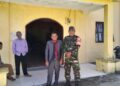 Tak Sekadar Monitoring Kegiatan Ibadah, Babinsa Koramil 07/Salak Juga Bantu Kelancaran Arus Kendaraan Jemaat di GMI Salak