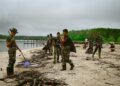 Aksi Bersih Pantai Keakwa oleh Satgas TMMD Kodim 1710/Mimika