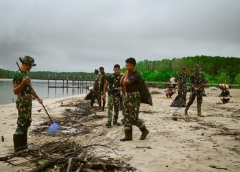 Aksi Bersih Pantai Keakwa oleh Satgas TMMD Kodim 1710/Mimika