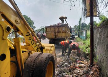 Satgas Sampah Koramil 02/Curug Turun Tangan, Bersihkan Lingkungan di Desa Kadu