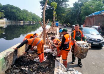 TNI dan Komduk Wujudkan Lingkungan Bersih di Jl. Infeksi Kali Sunter