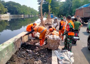 TNI dan Komduk Wujudkan Lingkungan Bersih di Jl. Infeksi Kali Sunter