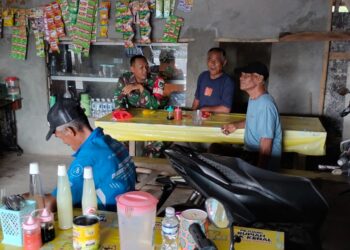 Babinsa Serda Eman Bangun Kesadaran Warga Tentang Kebersihan Menghadapi Musim Penghujan dan Ancaman DBD