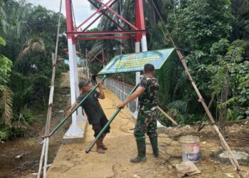 Babinsa Koramil 08/RP Bersama Warga Percepat Pembangunan Jembatan Garuda di Bilah Barat