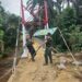 Babinsa Koramil 08/RP Bersama Warga Percepat Pembangunan Jembatan Garuda di Bilah Barat