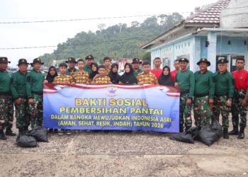 Prajurit Puslatpurmar 8 Teluk Ratai Gelar Bersih Pantai Sambut HUT ke-10 dan Wujudkan Indonesia ASRI