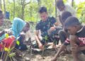 Satgas TMMD Kodim 1710/Mimika Tanamkan Kepedulian Lingkungan Lewat Penanaman Mangrove Bersama Anak-Anak