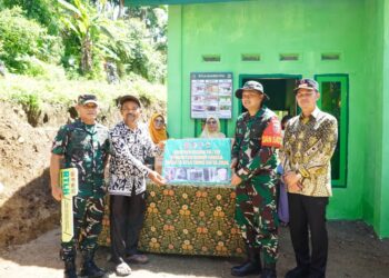 Irdam XX/TIB Menyerahkan Kunci Rumah RTLH kepada Bapak Suardipili