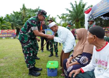 TMMD 128 Langkat,Pangdam Mayjen TNI Hendy Antariksa Bagi-bagi Rezeki Dengan Ratusan Masyarakat
