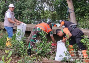 Tumbuhkan Kesadaran Masyarakat “Pentingnya Menjaga Lingkungan”,Kodim 0502/JU Aksi Bersih Sampah