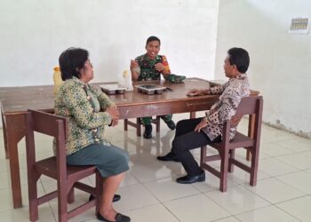 Babinsa Melaksanakan Komsos Dengan Masyarakat Di Wilayah Binaan