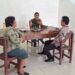 Babinsa Melaksanakan Komsos Dengan Masyarakat Di Wilayah Binaan