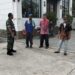 Babinsa Lakukan Komsos dengan Petugas Parkir dan Warga Binaan Guna Menjalin Keakraban