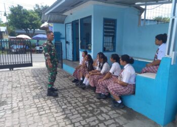 Melalui Komsos, Babinsa Berikan Motivasi Kepada Pelajar Siswi SMA Di Wilayah Binaan