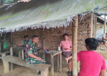 Jalin Keakraban, Babinsa Komsos Dengan Tokoh Pemuda Desa Silue Lue