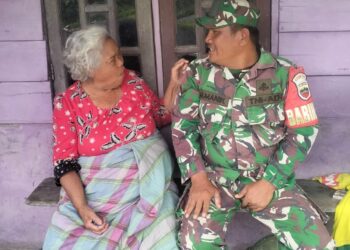 Babinsa Terharu Dengarkan Pesan Kehidupan dari Nenek Sima Br Sinaga yang Berusia 87 Tahun