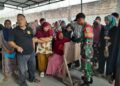 Babinsa Pantau Bantuan Pangan untuk 1.076 Warga Kosambi