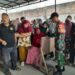 Babinsa Pantau Bantuan Pangan untuk 1.076 Warga Kosambi