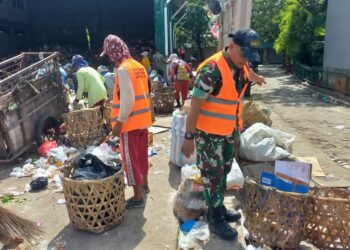 Tumbuhkan Kesadaran Masyarakat Akan Peduli Lingkungan,Satgas Grebek Sampah Kodim 0502/JU Kembali Beraksi