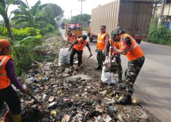 Satgas Sampah Kodim 0510/Tigaraksa Lakukan Pembersihan Selokan, Cegah Banjir