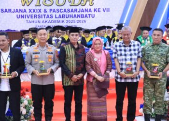 Kasdim 0209/LB Hadiri Wisuda ULB, Tegaskan Komitmen Kodim Dukung Generasi Muda Berprestasi