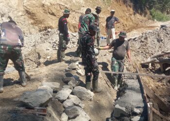 Minggu Tak Jadi Alasan! TNI dan Warga Kebutan Bangun Jembatan Penghubung Antar Dusun di Dairi