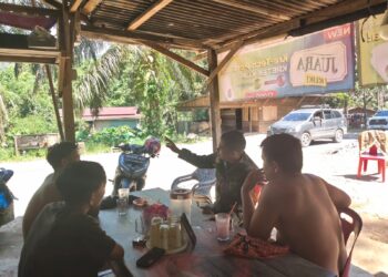 Suasana Hangat di Warung Kopi Jadi Ruang Curhat Warga kepada Babinsa di Desa Mbinalun