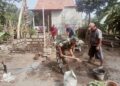 Kerja Bakti Bangun MCK Babinsa Gandean Bersama Warga, Tingkatkan Kesehatan Lingkungan