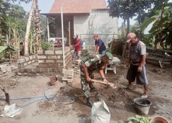 Kerja Bakti Bangun MCK Babinsa Gandean Bersama Warga, Tingkatkan Kesehatan Lingkungan