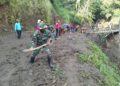 Longsor dan Banjir Terjang Balong, TNI-Polri dan Warga Bangun Jembatan Darurat