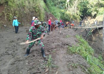 Longsor dan Banjir Terjang Balong, TNI-Polri dan Warga Bangun Jembatan Darurat