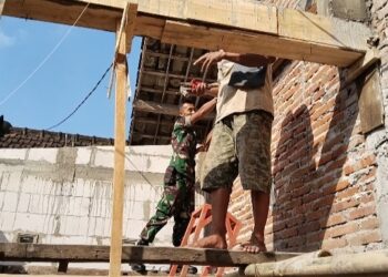 Babinsa dan Warga Kompak Bangun Rumah Budi, Semangat Gotong Royong Jadi Kekuatan
