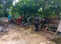Gotong Royong TNI dan Warga Warnai Renovasi Rumah Mbah Giyem di Trenggalek