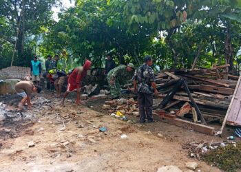 Gotong Royong TNI dan Warga Warnai Renovasi Rumah Mbah Giyem di Trenggalek