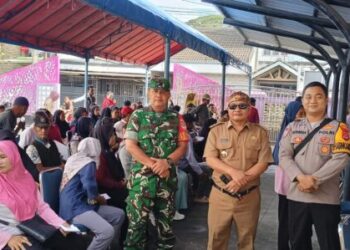 Babinsa Koramil 14/Panongan Kawal Penyaluran Bantuan Pangan Berkelanjutan di Kelurahan Mekarbakti