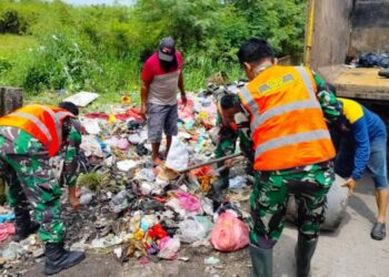 Jelang Idul Adha,Satgas Sampah Koramil Rajeg Bersihkan Sampah di Desa Tanjakan