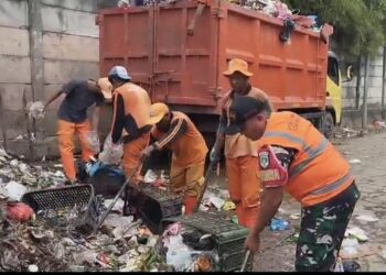 Satgas Gerebek Sampah Kodim 0502/JU Aksi Bersih Lingkungan di Wilayah Koramil 06/Kelapa Gading