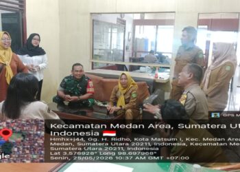 Babinsa Koramil 0201-04/MK Sertu Warsino Komsos Bersama Tiga Pilar di Kelurahan Kotamatsum l