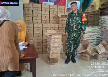 Babinsa Pantau Penyaluran Raskin Di Wilayah Binaan