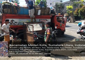 Babinsa Komsos dengan Petugas Kebersihan
