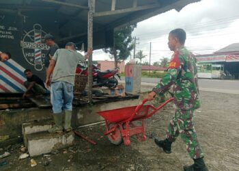 Babinsa Koramil 0201-12/HP Serka Surianto Tumbuhkan Rasa Kebersamaan Dengan Gotong Royong