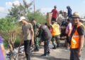 Satgas Sampah Koramil 08/Kronjo dan Warga Bersihkan Timbunan Sampah di Desa Pasilian,Ciptakan Lingkungan Sehat