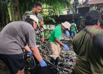 Gotong Royong Bersihkan Kali, Babinsa Timika Turun Langsung