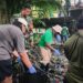 Gotong Royong Bersihkan Kali, Babinsa Timika Turun Langsung