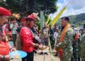 Pangkogabwilhan I Kunjungi Koramil Tayan Hilir, Bagikan Sembako dan Disambut Adat Dayak 