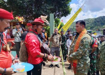‎Pangkogabwilhan I Kunjungi Koramil Tayan Hilir, Bagikan Sembako dan Disambut Adat Dayak ‎
