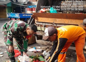 Bersama Petugas PPSU dan Warga,Babinsa  Koramil 01/Koja Wujudkan Lingkungan Bersih