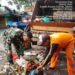 Bersama Petugas PPSU dan Warga,Babinsa  Koramil 01/Koja Wujudkan Lingkungan Bersih