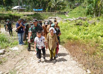 Pastikan Progres Berjalan Lancar, Pangdam I/BB Tinjau Pembangunan Jembatan Perintis Desa Hilihoucugala
